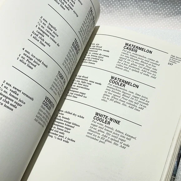 VTG. 70’s Playboy's Host & Bar Book -Hardcover - Picture 3 of 14